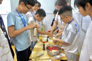 Không khí đầy hứng khởi khi các em được tự tay chuẩn bị nguyên liệu