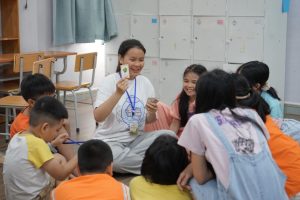 Những nụ cười rạng rỡ trong trò chơi khởi động thú vị tại trại hè