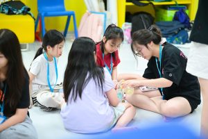 Tình nguyện viên cùng các em nhỏ tham gia hoạt động trong ngày Khoa học: Bong Bóng Vạn Hoa