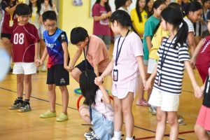 Các trại viên tham gia trò chơi trong ngày Văn Hoá và Thể Thao: Dải Màu Ươm Dấu