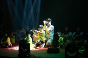 Tiết mục của các em nhỏ và các tình nguyện viên trong Gala: Nét Màu Mơ